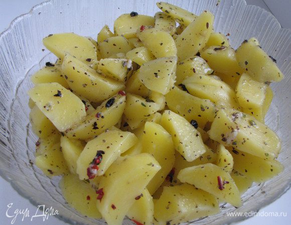 Добавить картофельные дольки и хорошо перемешать.