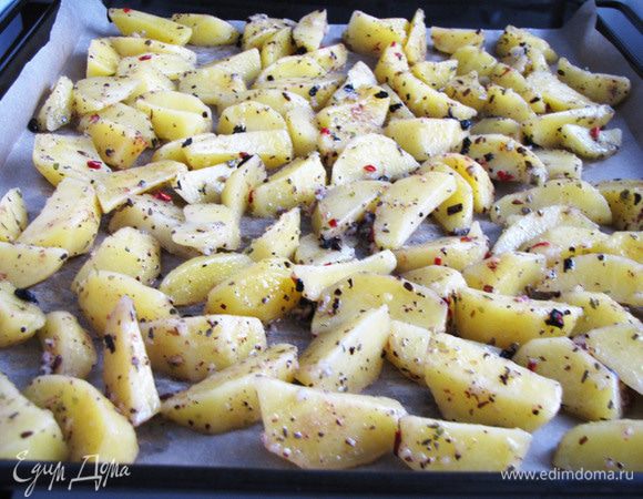 Выложить картофель на противень, застеленный пекарской бумагой, разровнять. Запекать в духовке при 200С 30 минут или до зарумянивания.