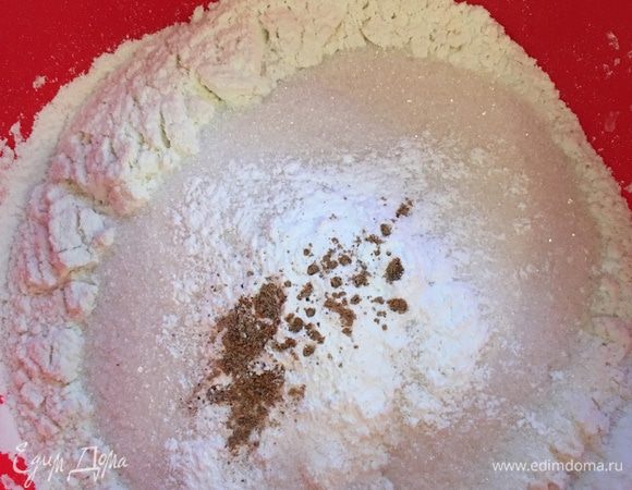 К ней добавляем остальные сухие ингредиенты, перемешиваем.