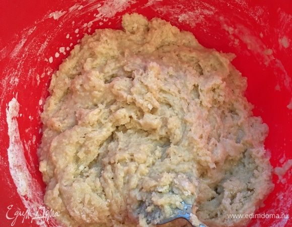 В отдельной посуде взбиваем яйцо, добавляем к нему молоко (у меня было концентрированное) и растопленное сливочное масло (охлажденное). Добавляем эту смесь к муке и перемешиваем совсем немного: пока сухие ингредиенты не станут влажными, т.е тесто должно получиться неоднородным. Посмотрите на фото.