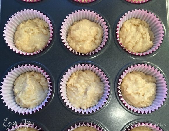 Бумажные формочки помещаем в форму и ложкой выкладываем в них тесто. Заполните половину формочки — кексы поднимутся вдвое.