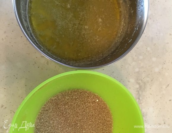 В это время смешиваем сахар с корицей. Растапливаем масло (масло к сахару не добавляем).