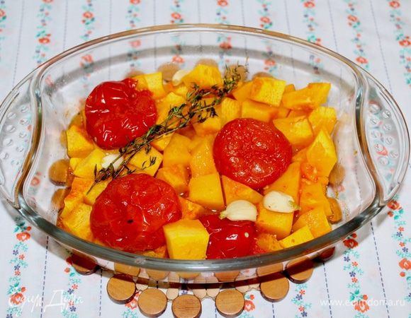 После запекания с помидоров нужно снять шкурку, убрать тимьян.