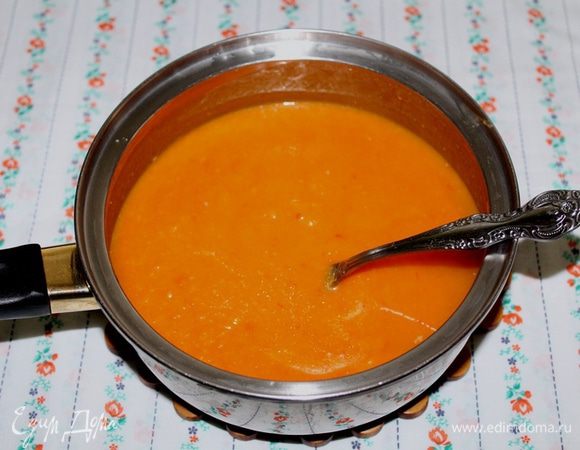 Добавить бульон (бульон можно добавить не весь, все зависит от того, какой густоты вы хотите получить суп), поставить на огонь на пару минут.