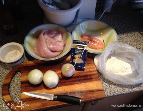 Голова (без жабр), позвоночник и кожа идут на приготовление ухи. Про это я рассказывать не буду, рецептов на эту тему великое множество. Берем сковородку, масло, подготавливаем муку (я это делаю в мешочке, мусора меньше, тарелка не нужна, оставшаяся смесь дождется приготовления следующего блюда), добавляем в нее соль и перец по вкусу (у меня перец с лимоном). 