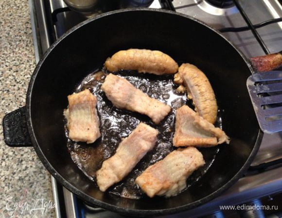 Мясо (предварительно промываем, я слегка подсушиваю) нарезаем на порционные кусочки, обволакиваем в муке, и кладем на раскаленную сковородку. Обжариваем с двух сторон до золотистой корочки. Я люблю слегка передержать, чтобы был небольшой хруст.