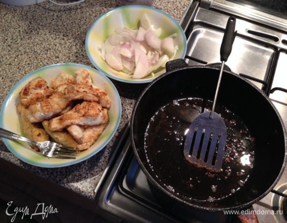 Пока филе готовится, нарезаем лук. После приготовления рыбы в оставшееся масло высыпаем лук (солить не надо). Припускаем, помешивая до золотистого цвета. Но не пережариваем, а то будет горчить.