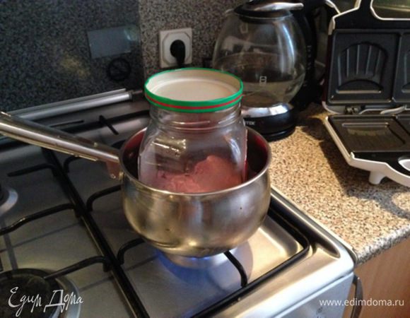 Нарезаем крупными кусками, укладываем печень (промытую, обязательно дать обтечь) в стеклянную банку, накрываем крышечкой. Солим. Банку ставим в кастрюльку на тряпочку (чтобы стеклянная банка не лопнула) и заливаем водой (воду наливаем в кастрюльку так, чтобы закрывало половину банки и чтобы банка не перевернулась, когда вода закипит). Ставим на огонь, после закипания воды оставляем минут на 15. 