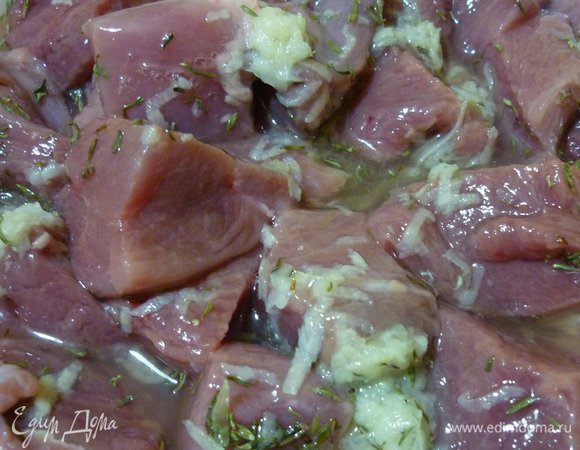 Снимаем кожу с филе, нарезаем на небольшие кусочки. В миске смешиваем сок лимона, натертый чеснок и тимьян (только листики). Кладем в маринад утку, перемешиваем и оставляем мариноваться на 20 минут.