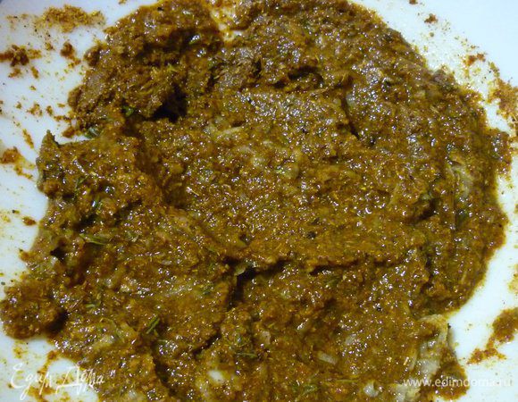 Готовим пасту карри. Для этого кладем в миску порошок карри, корицу, мускатный орех, гвоздику, листики тимьяна и натертый чеснок. Добавляем воду и перемешиваем до однородности.