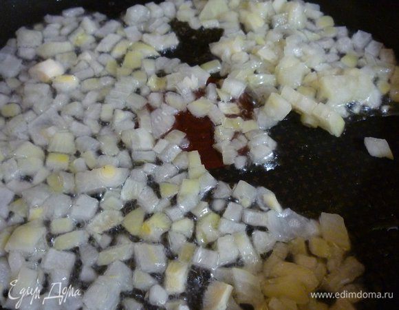 Мелко рубим лук. В сотейнике разогреваем 2 ст.л. растительного масла. Жарим, помешивая, на среднем огне около 5 минут.