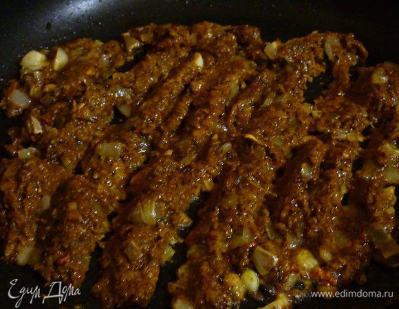 Добавляем пасту карри и жарим, помешивая, еще около 1 минуты.
