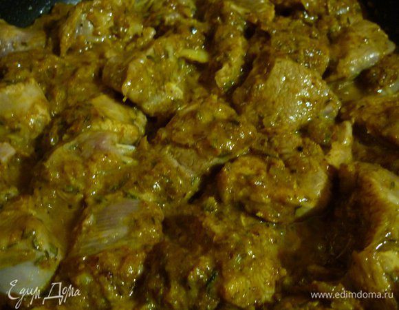 Кладем в сотейник кусочки утки и обжариваем минут 7. Вливаем в сотейник бульон, добавляем по вкусу соль и доводим до кипения. Уменьшаем огонь до минимума и тушим под крышкой, пока мясо не станет мягким, около 30 минут.