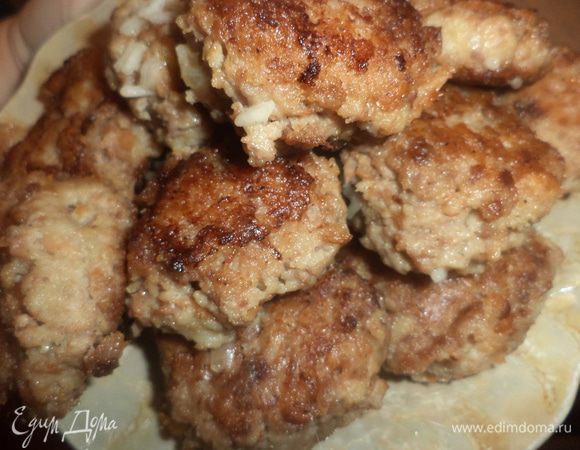 Разогреть в сковороде оливковое масло, обжарить фрикадельки до румяной корочки.
Готовые фрикадельки вынуть из сковороды и выложить в миску.