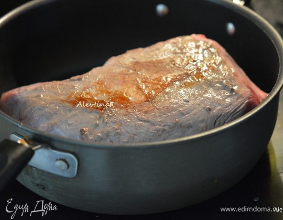 Разогреть на сковороде оливковое масло 1 ст.л., выложить говядину куском на сковороду и обжаривать со всех сторон.