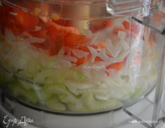 Луковицу, сельдерей, сладкий перец порезать в кухонном комбайне или вручную.