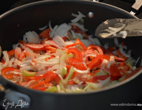 Говядину переложить в емкость для запекания в духовке. На сковороде обжарить овощи слегка.