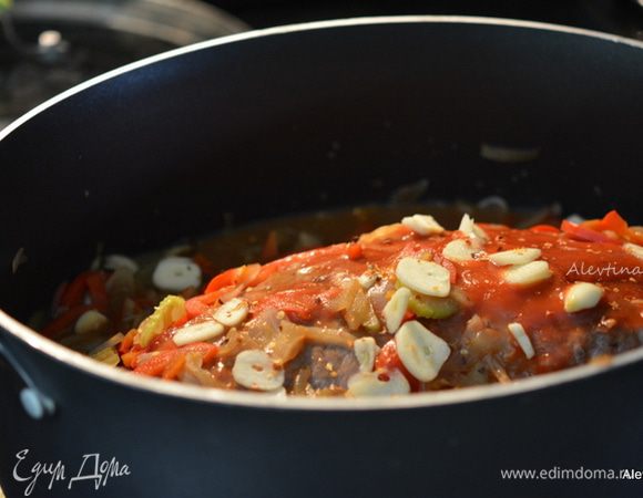 Смешать в небольшой емкости кетчуп или томатный соус, бульон, специи, сахар, соусы, горчица. Вылить поверх говядины. Добавить овощи со сковороды. Томаты баночные в соку, порезанные. Закрыть крышкой и тушить в разогретой духовке на 180°С примерно 3 часа.