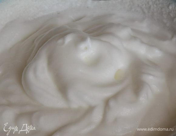 Желток отделяем от белка. Белок взбиваем в крепкую пену и отправляем в холодильник.