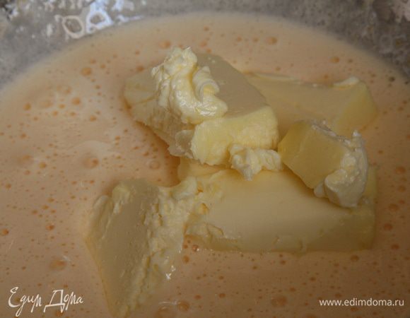 Желтки взбиваем с сахаром, добавляем размягченное сливочное масло.