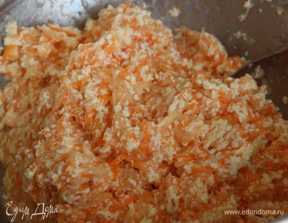 К смеси добавляем измельченные морковь и яблоки, ванильный сахар и тщательно перемешиваем.