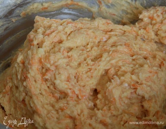 Добавляем муку с разрыхлителем, хорошо вымешиваем. Здесь нужно быть внимательными: тесто должно получиться довольно плотным, но не тугим. Поэтому, если у вас не очень сочные морковь и яблоки, муки добавляйте меньше. Сначала добавьте 100 грамм, перемешайте и потом добавьте до желаемой консистенции. Должно получиться, как на фото. 