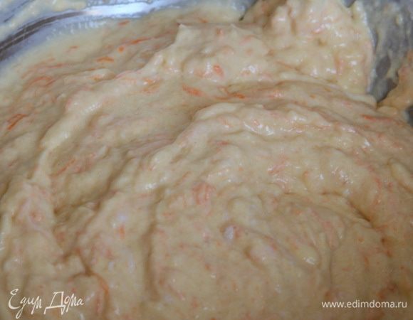 Затем порциями оставшуюся часть. В результате получится вот такая пышная масса.