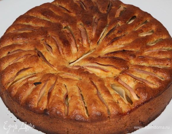 Отправляем в духовку, разогретую до 190°С, минут на 45-50. Затем выключаем духовку и оставляем там пирог еще на 10 минут. Вынимаем пирог из духовки, остужаем до теплого и освобождаем из формы. Вот так ярко получилось у меня.