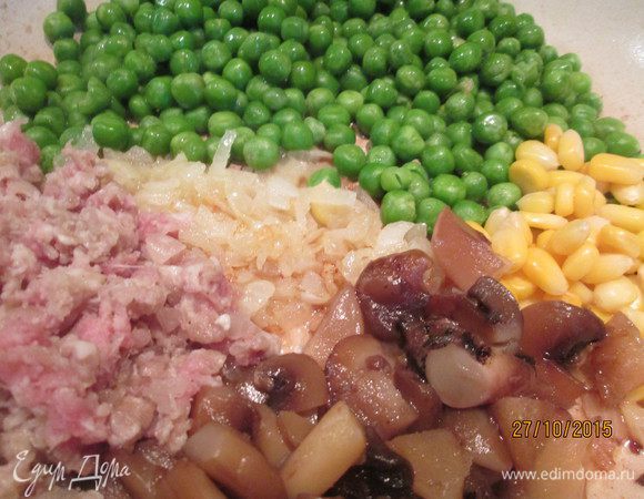 Отвариваем макароны до состояния аль денте.
Обжариваем лук на смеси масел: сливочного и растительного. 