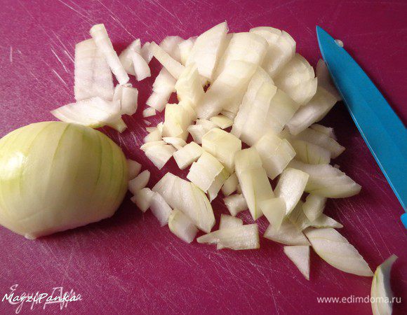 Луковицу очистить и порезать (можно крупно).
