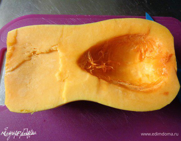 Для приготовления супа я использовала половину тыквы. Это мускатная тыква. Особенно она хороша в супах! Тыкву очистить от кожуры и мякоти.