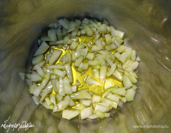 Лук и чеснок (очистить) спассеровать в небольшом количестве оливкового масла.