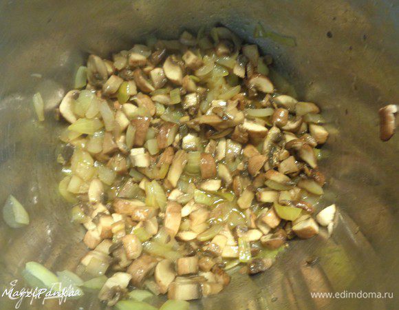 Добавить к луку и чесноку.