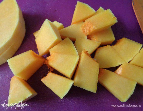 Тыкву порезать крупно.