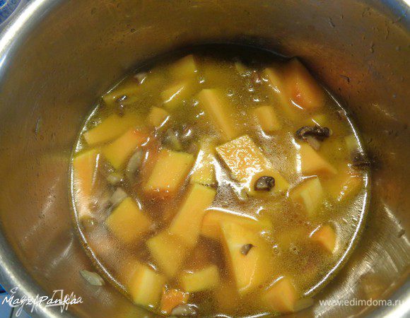 Добавить в кастрюлю, в которой уже поджарены лук, чеснок и грибы. Долить горячей воды так, чтобы она полностью покрывала все овощи. Добавить перец горошком и лавровый лист. Засечь 10 минут.