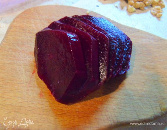 Свеклу очистите и нарежьте тонкими кружками.