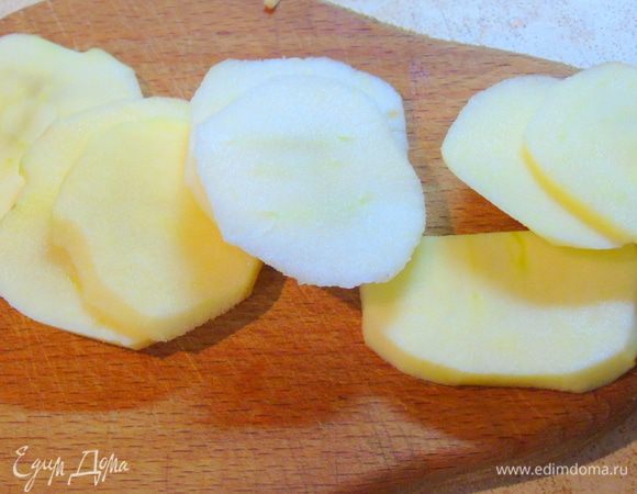 Яблоки также очистите от кожуры, удалите сердцевину и нарежьте кружками. Сбрызните лимонным соком.