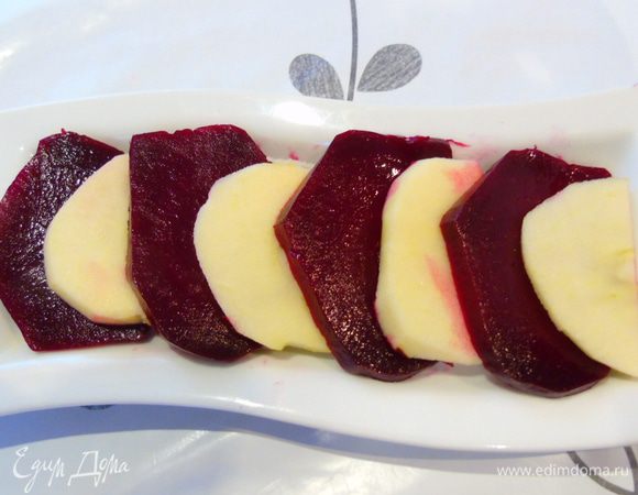 Чередуя, выложите свеклу и яблоки.