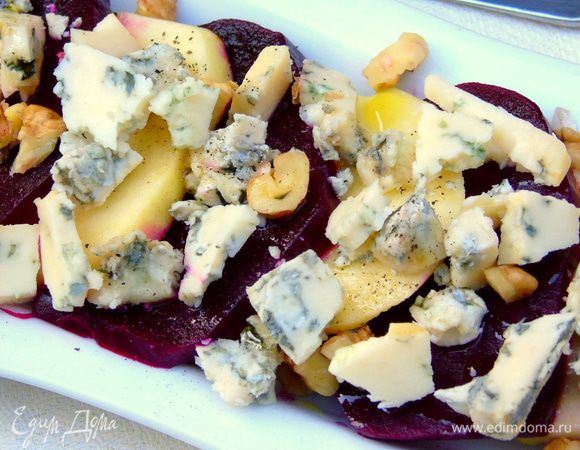 Орехи нарежьте, сыр поломайте кусочками или же разомните вилкой. Яблоки со свеклой посыпьте сыром и орехами, отправьте на 3-5 минут в духовку  прогреться. Смешайте уксус с оливковым маслом, солью, перцем и щепоткой сахара, полейте салат и сразу подавайте. Приятного аппетита!!!