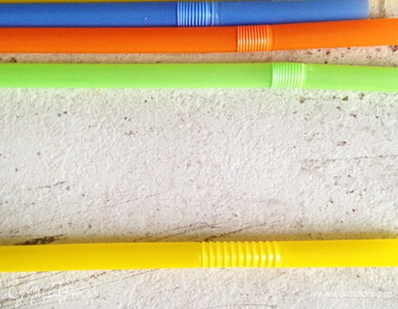 Пластиковые трубочки растягиваем на линии сгиба (так червяки получатся более фактурными).