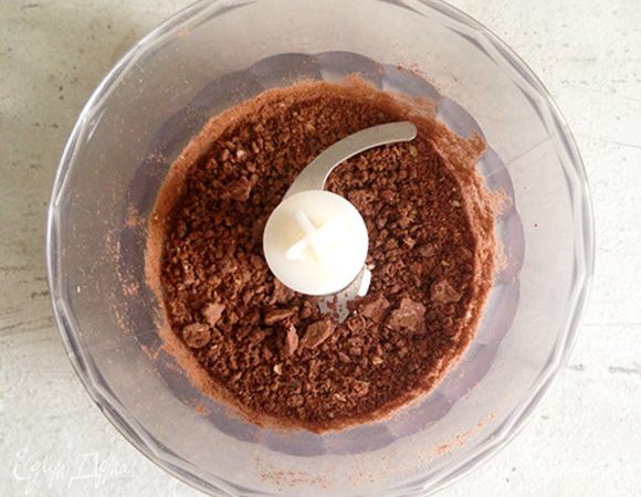 Для шоколадной земли измельчаем шоколадное печенье в блендере (или можно поместить печенье в пакет и измельчить его скалкой).
