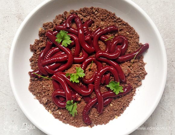 Украшаем готовую композицию зеленью.

Если не планируете пугать, ой, подавать сразу - ставим в холодильник.

Happy Halloween!