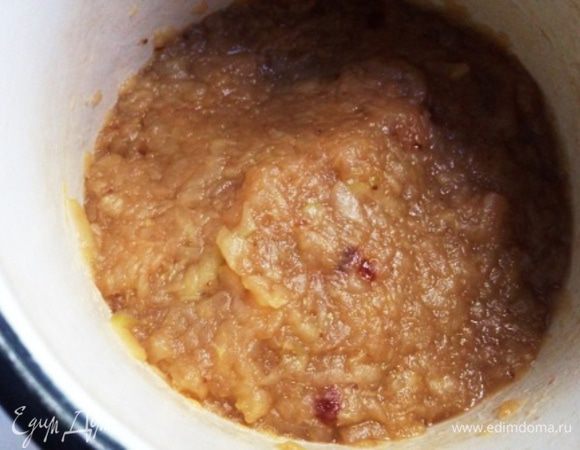 Яблоки очистить, натереть на крупной терке, добавить цедру, сахар по вкусу, немного воды (примерно 50 мл), поставить на огонь и проварить до испарения жидкости (минут 10-15). Взбить блендером. Добавить варенье, перемешать.