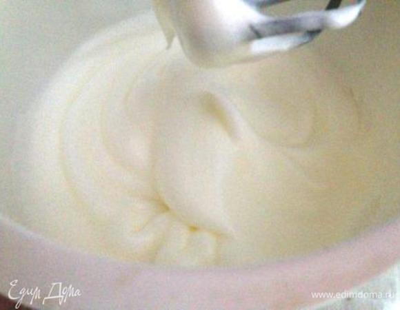 Отделить белки от желтков. Белки взбить с щепоткой соли в крепкую пену и, продолжая взбивать, добавить из общего количества 50 г сахара, взбить до устойчивых пиков.