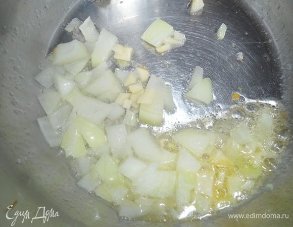 Для начала подготовим овощи: тыкву очистить и нарезать крупными кубиками, лук и чеснок очистить и порубить ножом. В кастрюльке разогреть оба вида масла, выложить лук, постоянно помешивая, чтобы не подгорел. Через 2 минутки добавить чеснок, уменьшить огонь и готовить еще 1 минутку.