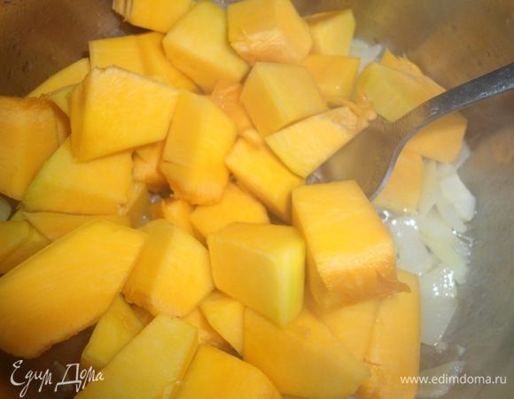 Добавить тыкву. Перемешать ее с маслом и луком, готовить 2 минутки, а затем влить горячую воду, посолить и варить 10 минут.