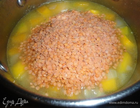 Добавить чечевицу, карри(совсем чуть-чуть). На этом этапе мне понадобилось еще немного воды. Варить 10-12 минут. У меня чечевица мелкая, варится быстро.