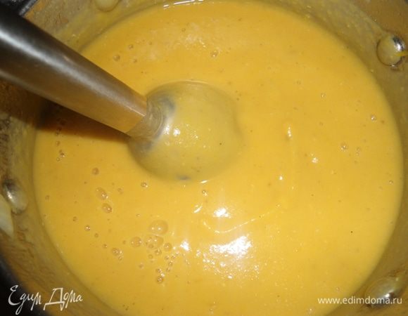 Готовые овощи взбить блендером. Я это делала в той же в кастрюле. Меня устроила консистенция супа, если вам кажется много жидкости, слейте лишнее, а при необходимости — добавьте.