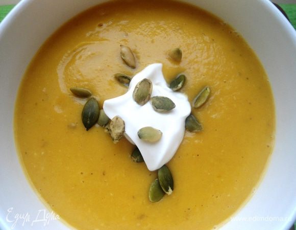 Разлить по тарелкам, добавить сметану и украсить тыквенными семечками!
Приятного аппетита!
