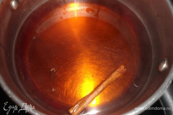 Заварить ваш любимый крепкий чай. Дать настояться 5 минут и процедить в кастрюлю. Добавить палочку корицы,гвоздички и сахар.